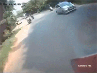 Sang đường 'như chỗ không người', hai thanh niên đi xe máy bị xe buýt đâm ngã sõng soài