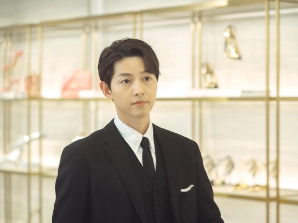 Tranh cãi cách Song Joong Ki trả lời phóng viên về quý tử đầu lòng ngay tại sân bay