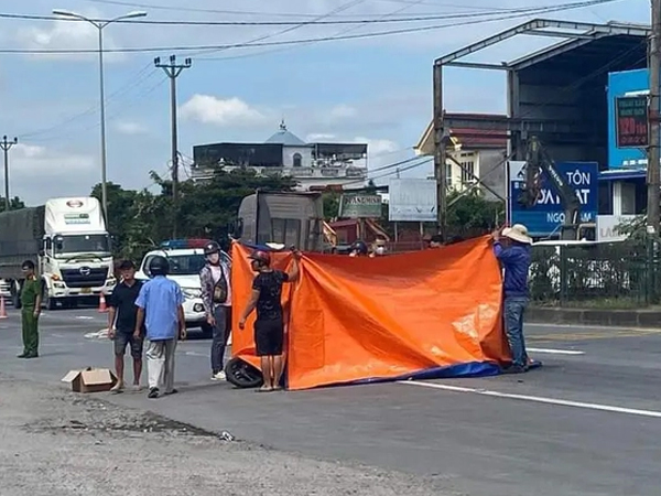 Ngã ra đường sau va chạm với xe máy, đôi vợ chồng bị xe container cán tử vong