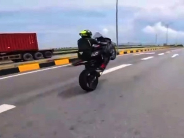 Khởi tố 2 thanh niên vụ điều khiển xe mô tô phân khối lớn phóng gần 300k/h, bốc đầu, lạng lách