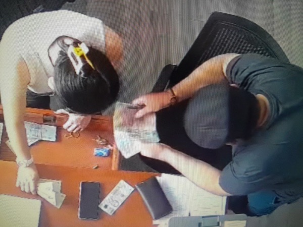 Dàn cảnh đổi tiền, 2 thanh niên nước ngoài giật 3 triệu đồng tháo chạy, bỏ lại cửa hàng hơn 300 USD