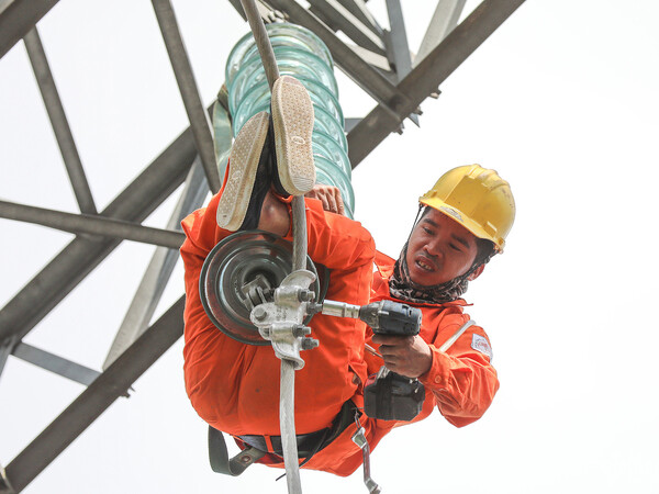 Tăng giá bán điện, EVN vẫn lỗ nặng