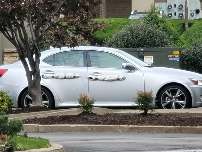 Xe Lexus chế khoá chống trộm khiến người dân phải sơ tán, trường học đóng cửa