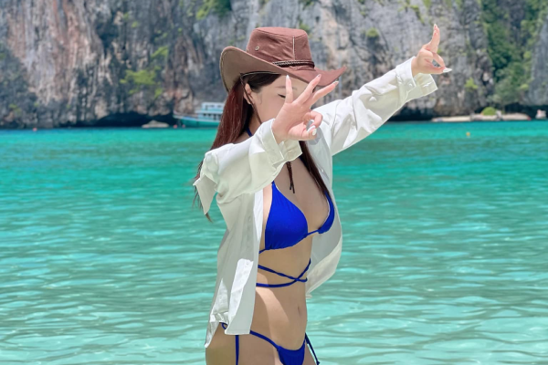 Hot girl đình đám làng game khiến dân tình xôn xao với bộ ảnh bikini mướt mắt