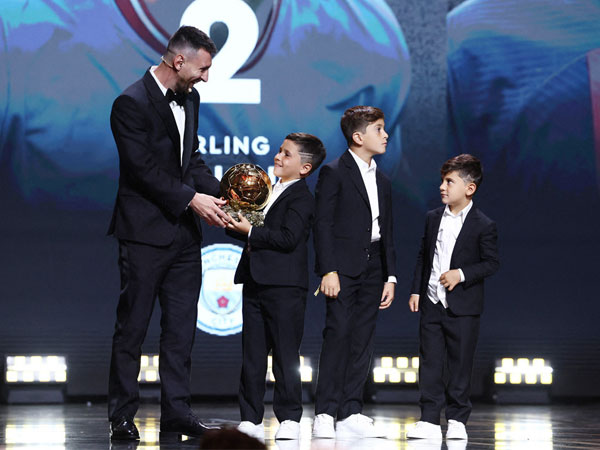 Messi tặng ngay Quả bóng vàng cho con trai