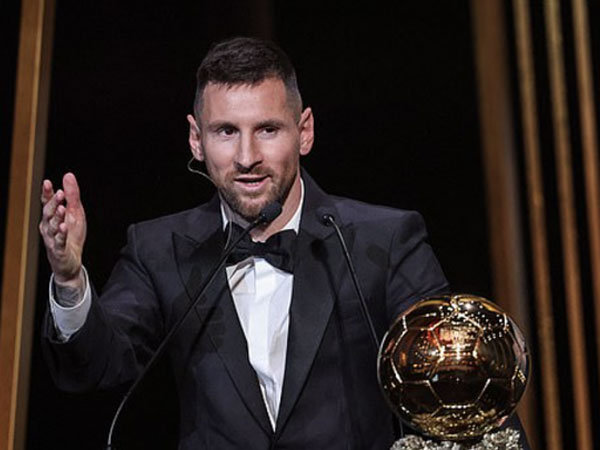 Video: Messi đoạt Quả Bóng Vàng thứ tám