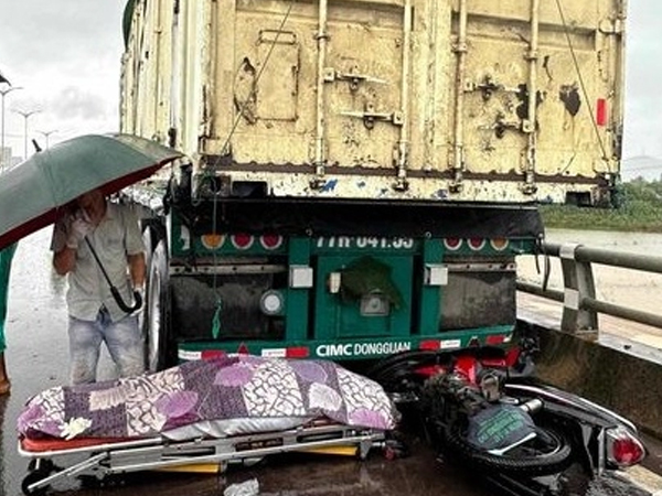 Tông vào xe container dừng dưới trời mưa, cô gái 23 tuổi tử vong