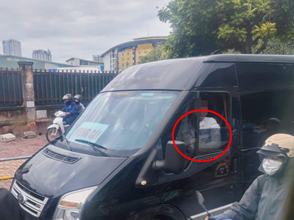 Xác minh vụ người đàn ông bó bột tay, lái xe Limousine ở Hà Nội