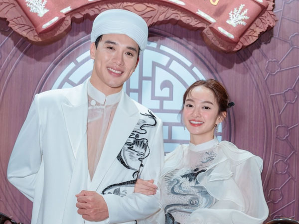 Dàn sao lộng lẫy dự ra mắt bom tấn của Victor Vũ, cặp đôi chính hóa cô dâu chú rể khiến khán giả thích thú