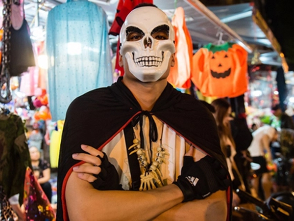 Phố Hàng Mã ngập tràn màu sắc 'ma quái' trong đêm Halloween