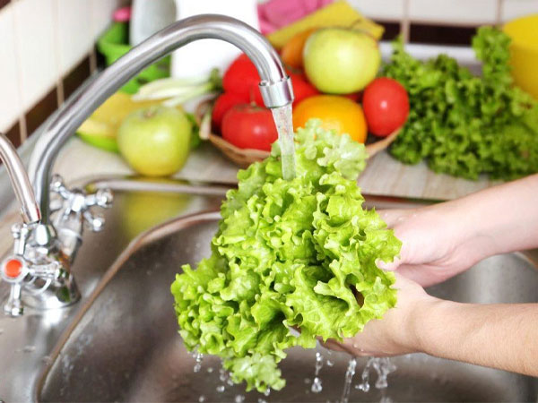 Có nên cắt nhỏ rau trước khi rửa?