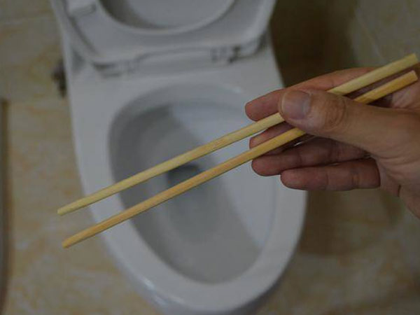 Nhét 2 chiếc đũa vào bồn cầu, tiết kiệm tiền trăm mỗi năm, tưởng nghịch dại nhưng rất thiết thực