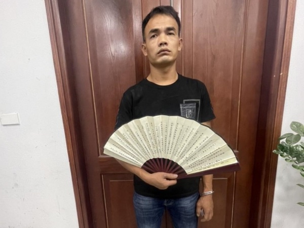 Nhóm đối tượng nghĩ ra 'chiêu độc', dùng ô và quạt để trộm cắp của khách du lịch