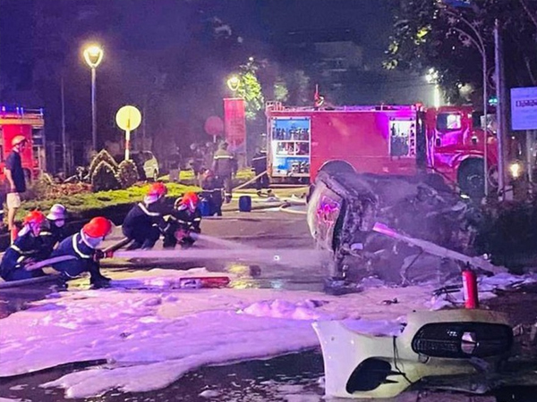 Thông tin mới nhất vụ xe Mercedes chở 6 người đâm vào bùng binh rồi bốc cháy dữ dội