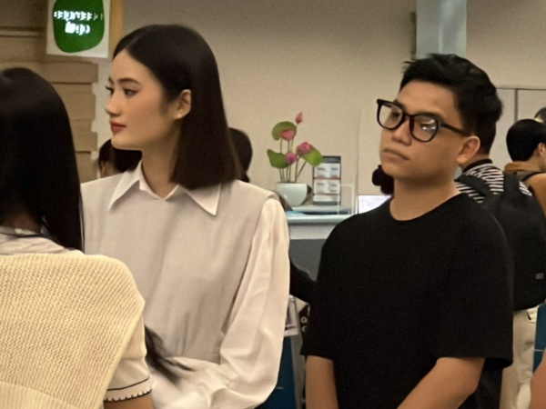 Hoa hậu Ý Nhi xuất hiện cùng bạn trai ở sân bay, sự thật về việc sang Úc du học?