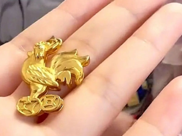Con gái đi học về mang theo một mặt dây chuyền bằng vàng, mẹ vội truy nguồn gốc và cái kết gây choáng váng
