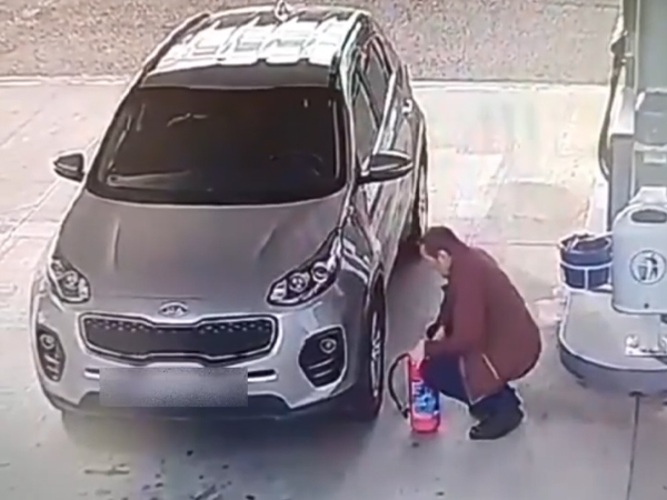 Cười ngất với người đàn ông dùng bình cứu hỏa để bơm xe