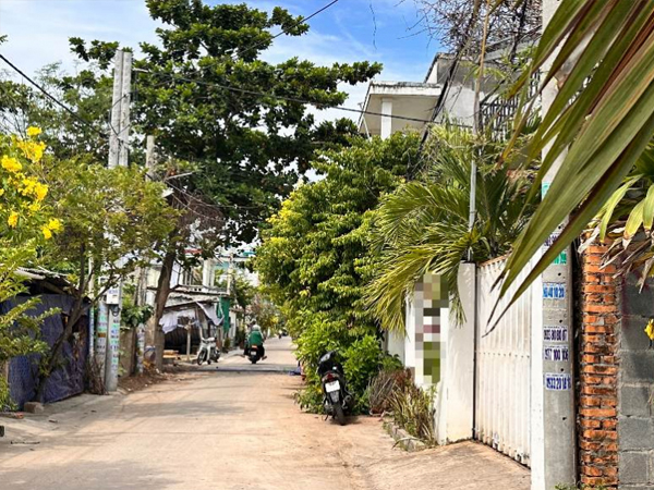 Một du khách nước ngoài rơi từ lầu 2 xuống đất tử vong