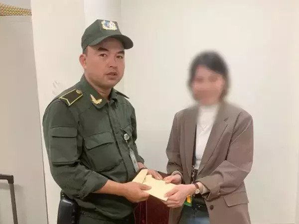 Vội lên xe về quê, cô gái quên vali gần 50 triệu đồng tại sân bay