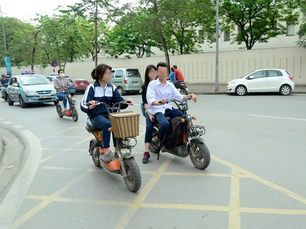 Nam Định nghiêm cấm học sinh THCS đi xe máy điện đến trường