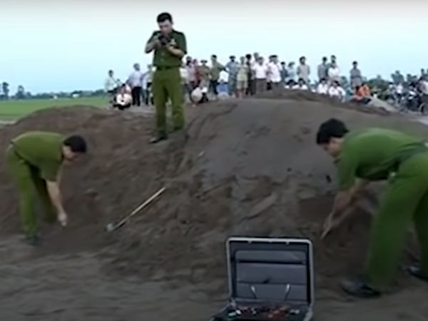 Cánh tay cô gái trồi lên từ đống cát hé lộ vụ án kinh hoàng