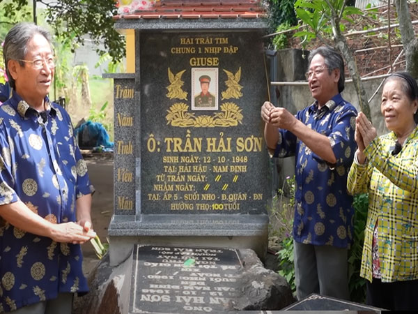 Tự lập 2 ngôi mộ to giữa nhà dù vẫn đang sống khỏe mạnh, cả làng sửng sốt khi nghe hai vợ chồng nói lí do