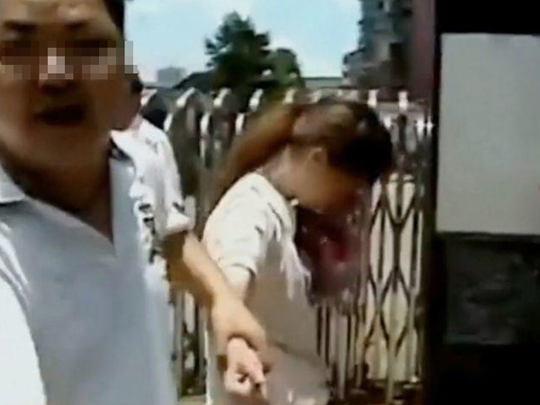 Vợ mất tích 1 tháng, chồng báo cảnh sát nhưng camera tố chuyện sốc nhà hàng xóm