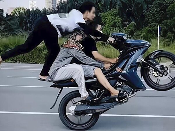 Liên tiếp xử lý thanh thiếu niên 'bốc đầu' xe máy, lạng lách trên đường
