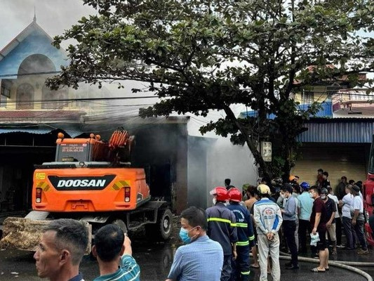 Cảnh sát dùng máy múc phá khóa dập lửa trong căn nhà bốc cháy