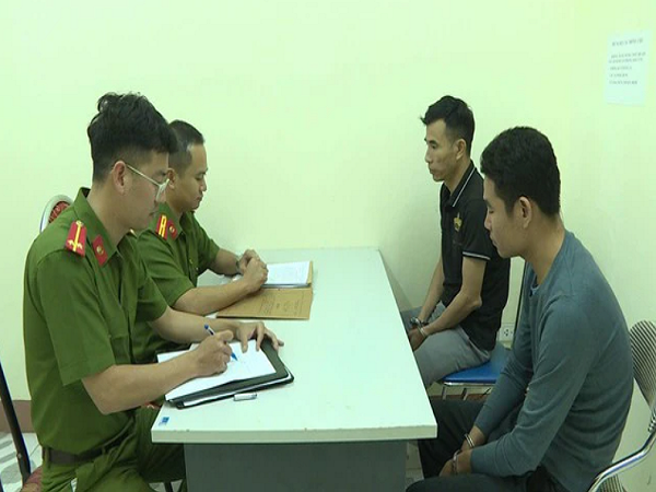 Vào nhà dân 'xin tiền làm quà' cho lãnh đạo, 2 người xưng cán bộ TN-MT bị bắt