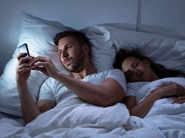 Sụp đổ khi biết được bí mật giữa chồng với các chị em hàng xóm