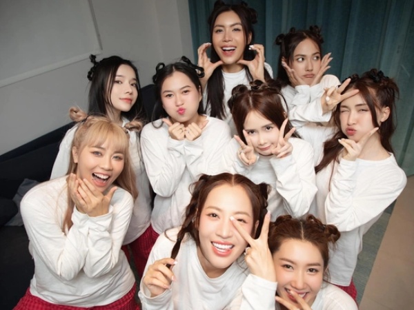 Cuối cùng Puka cũng hé lộ ảnh tiệc độc thân: Hòa Minzy và dàn sao nữ Vbiz 'quậy banh nóc', nhan sắc cô dâu gây chú ý