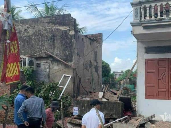 Nổ lớn nghi do pháo khiến 1 ngôi nhà bị sập hoàn toàn, 1 người tử vong