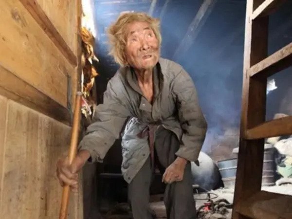 Cho người nhặt rác ăn mì miễn phí 20 năm, chủ quán nhận 1 hộp sắt khi gặp khó: Thứ bên trong gây bất ngờ