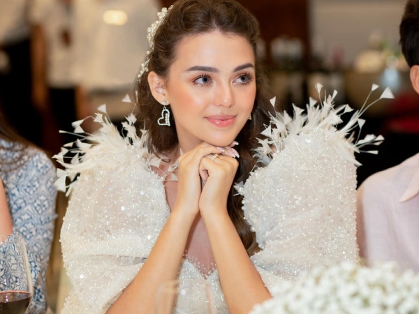 Vợ Tây của Bùi Tiến Dũng tự tay chọn quà cho mẹ chồng, nhắn nhủ bằng tiếng Việt bày tỏ tình cảm