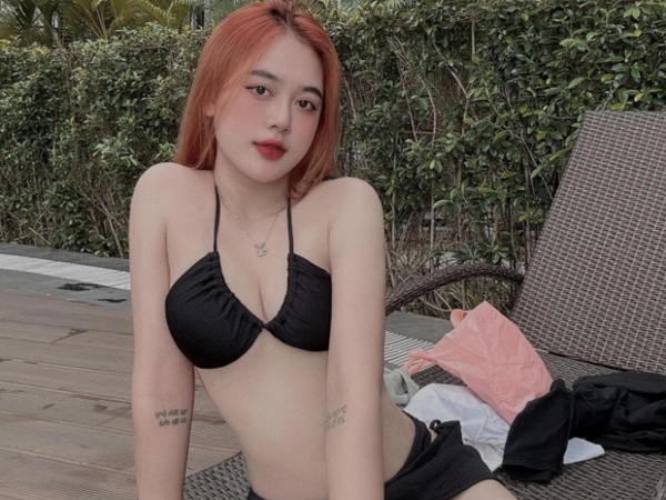 Vợ trung vệ U23 Việt Nam đến cổ vũ chồng, trên mạng xinh như búp bê, ngoài đời nhan sắc thế nào đây