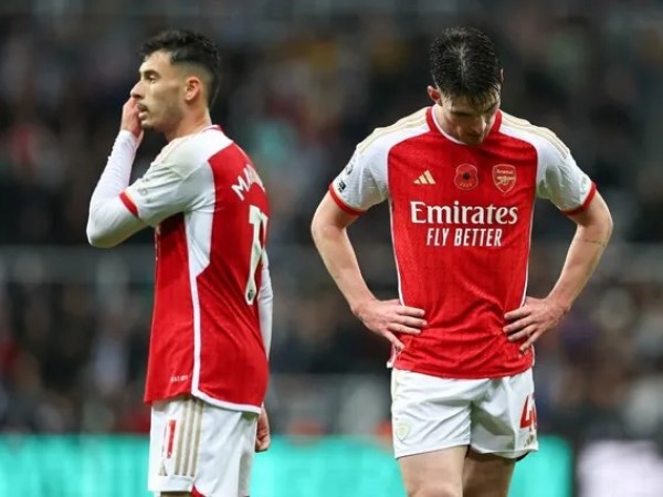 Bất lực trước VAR, Arsenal đứt mạch bất bại