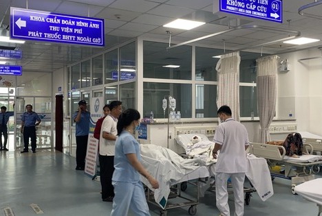 Câu cá gần bãi tắm Long Cung, 3 người bị điện giật nguy kịch