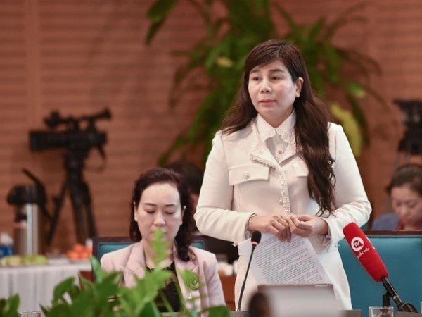 Đã nghỉ công tác, một phó chủ tịch quận vẫn họp và ký hàng chục văn bản