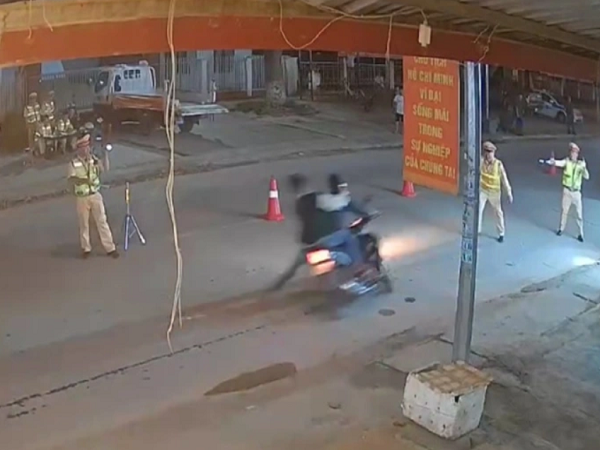 VIDEO: Lao xe máy vào tổ CSGT kiểm tra nồng độ cồn, 1 đại úy bị thương