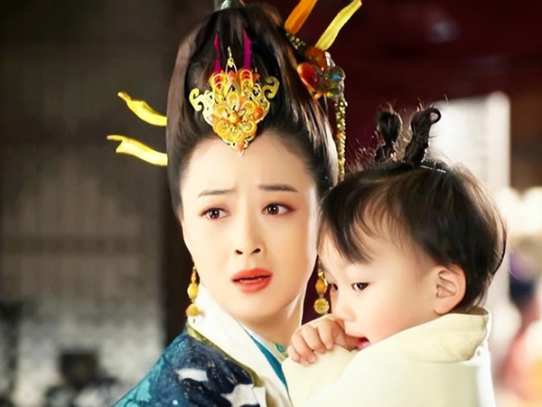 Vì sao phi tần không được phép nuôi nấng và gần gũi với con cái, đặc biệt là hoàng tử? Có 4 nguyên nhân