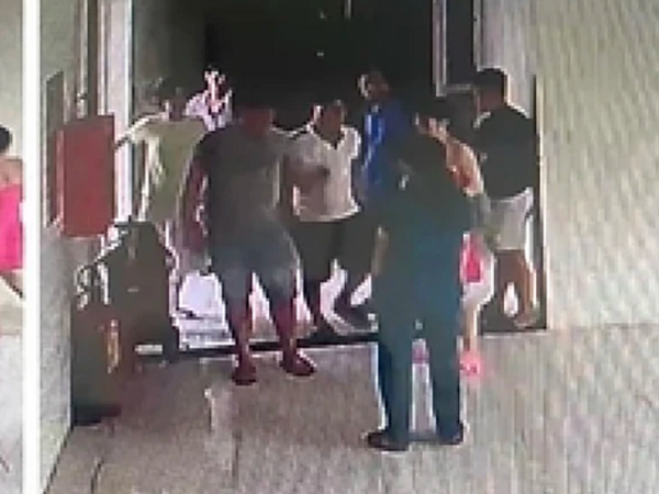 Một điều dưỡng bị người nhà bệnh nhân 'đánh hội đồng' ở Bình Phước