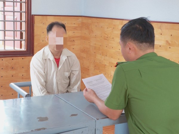 Kẻ đồi bại nhiều lần hiếp dâm con gái rồi cho tiền 'bịt miệng'