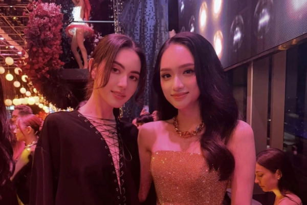 Hương Giang chung khung hình với 'ma nữ đẹp nhất Thái Lan', nhan sắc liệu có lép vế?