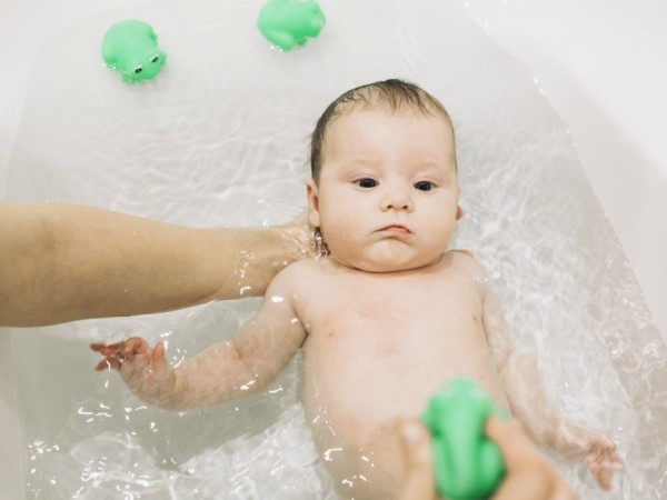Tắm sai cách, nữ y tá khiến bé sơ sinh bỏng nặng da đầu