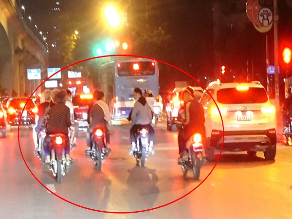 Cảnh sát 141 hóa trang bắt giữ nhóm thanh niên mang gậy 3 khúc đi 'diễu phố'