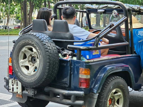 Phát hiện bất ngờ từ xe jeep chở khách ở trung tâm TP HCM