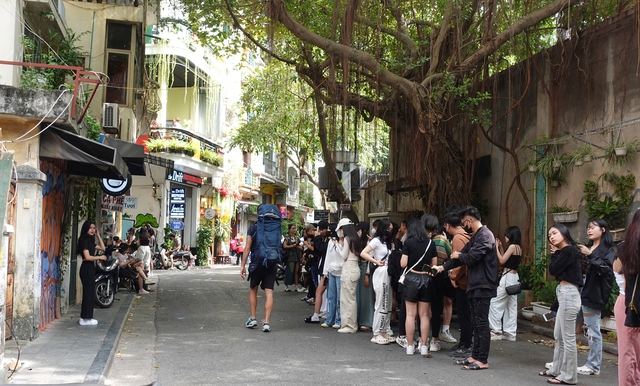 Hà Nội: Chen chân xếp hàng chỉ để chụp ảnh với... bức tường, tranh cãi vì vấn đề gây ùn tắc