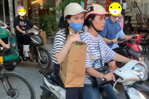 Hai ái nữ cựu Chủ tịch CLB Sài Gòn lọt ống kính 'team qua đường': Đèo nhau bằng xe máy, đeo túi hơn 700 triệu