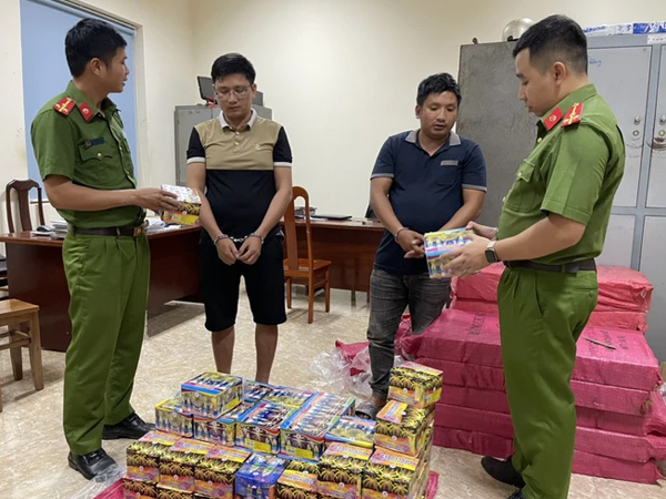 Công an bóc mẽ bí mật bên trong khoang độ chế xe tải